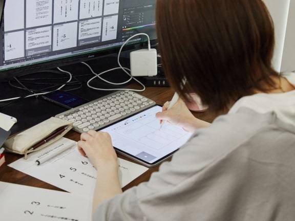 タブレットでデザインを制作するメンバー